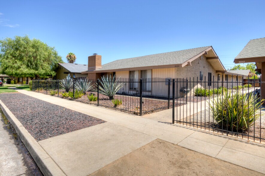3232 N Anna St, Fresno, CA à vendre - Photo de l’immeuble – Image 2 sur 16