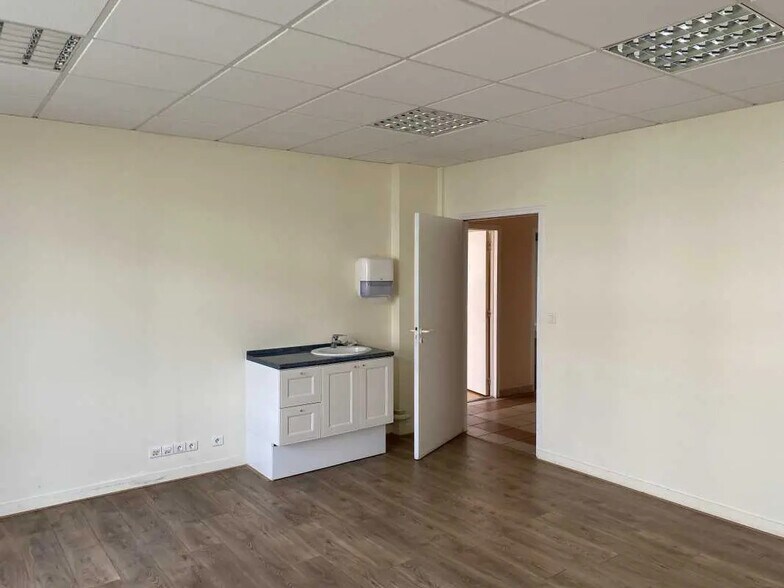 Bureau dans Caen à vendre - Photo de l’immeuble – Image 2 sur 8