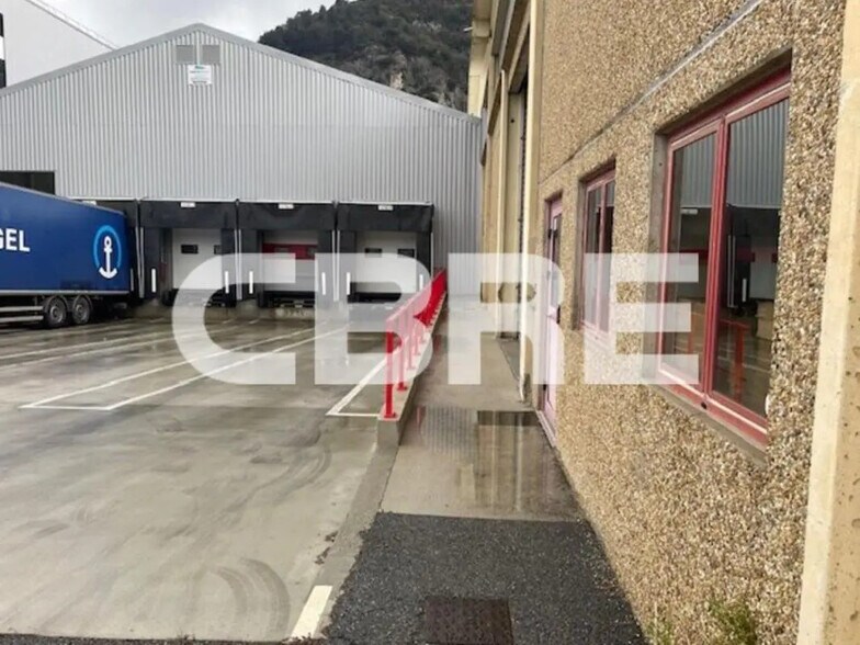 Local d’activités dans Carros à louer - Photo de l’immeuble – Image 1 sur 12