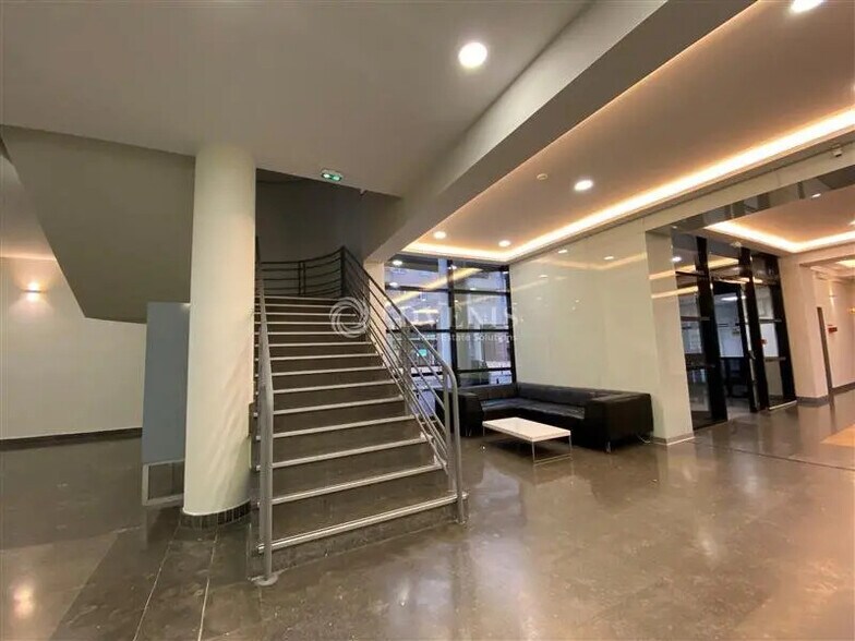 Bureau dans Montigny-le-Bretonneux à louer - Photo de l’immeuble – Image 3 sur 6