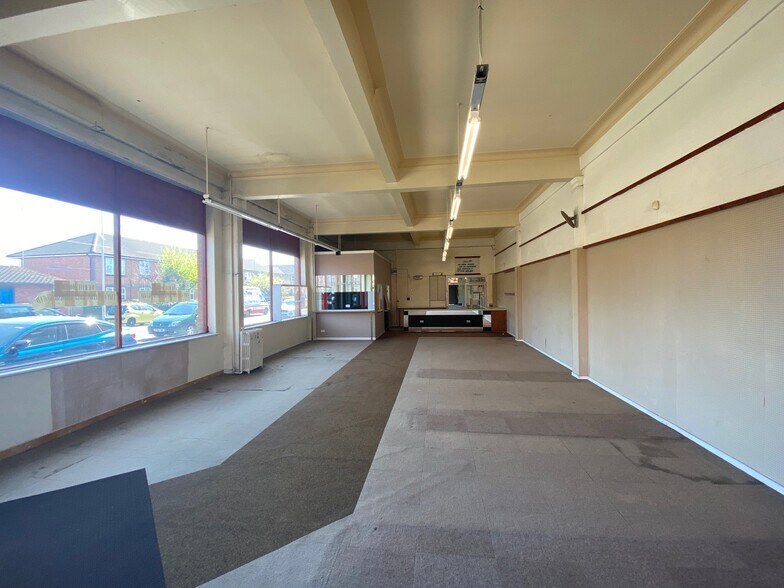 215 Gorton Rd, Stockport à louer - Photo de l’immeuble – Image 2 sur 17