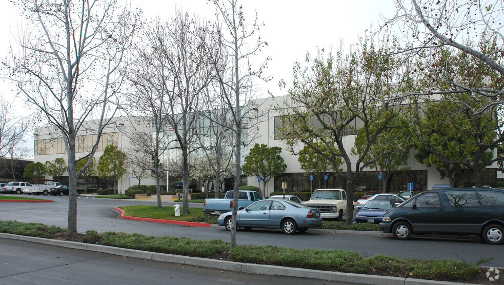 3550-3580 Bassett St, Santa Clara, CA à louer - Photo de l’immeuble – Image 3 sur 11