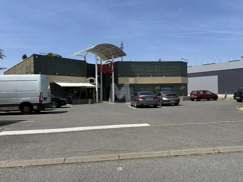 Local commercial dans Villejust à louer - Photo de l’immeuble – Image 1 sur 6