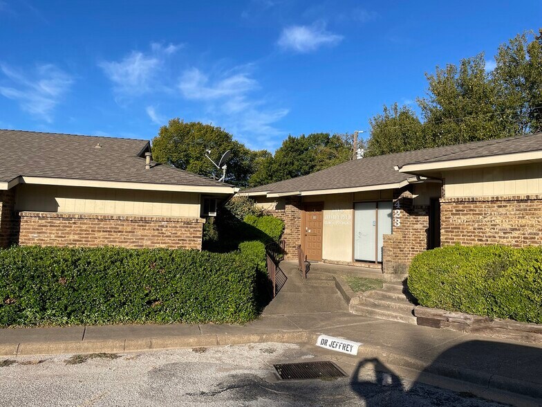 423 W Wheatland Rd, Duncanville, TX à louer - Photo de l’immeuble – Image 2 sur 3