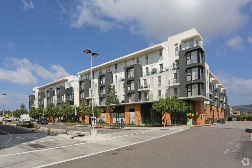 250 North City Dr, San Marcos, CA à louer - Photo de l’immeuble – Image 1 sur 28