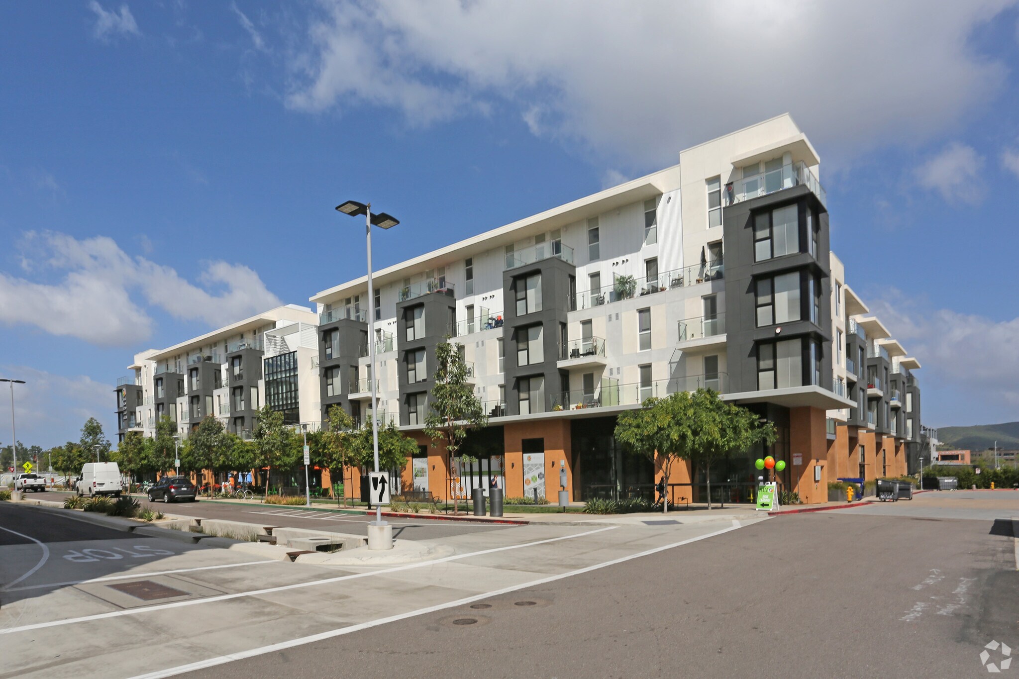 250 North City Dr, San Marcos, CA à louer Photo de l’immeuble– Image 1 sur 29