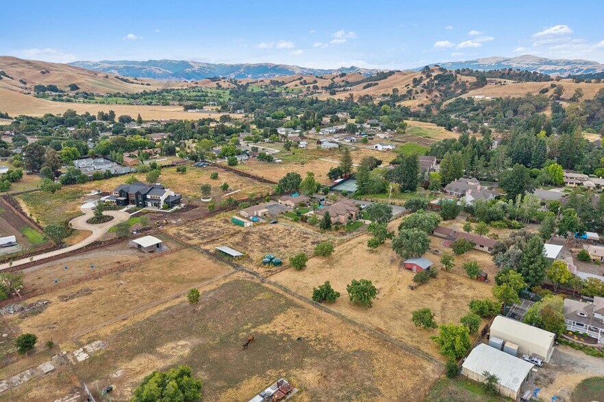 744 Mockingbird Ln, Pleasanton, CA à vendre - Photo de l’immeuble – Image 2 sur 8