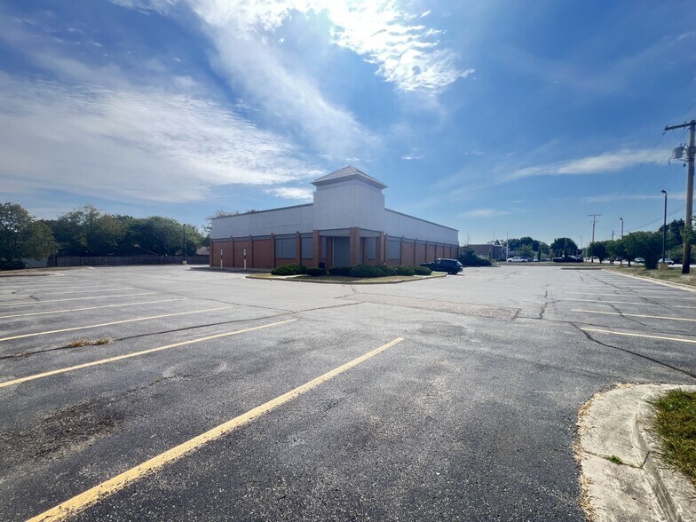 900 Union Blvd, Englewood, OH à louer - Photo de l’immeuble – Image 2 sur 14