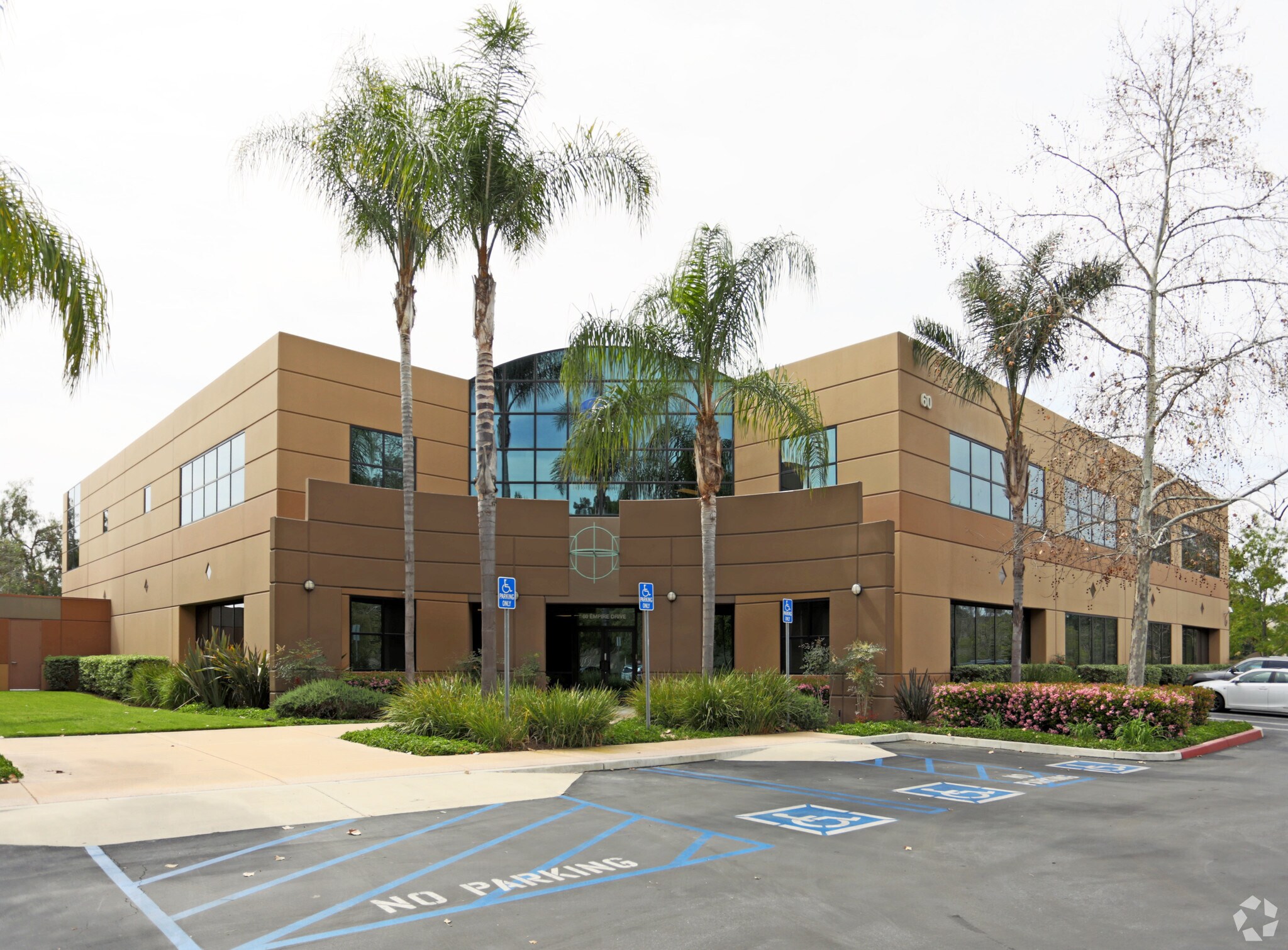 60 Empire, Lake Forest, CA à louer Photo principale– Image 1 sur 4