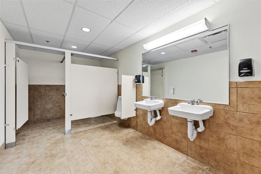 Suites 101 & 102 portefeuille de 2 biens à vendre sur LoopNet.fr - Photo de l’immeuble – Image 3 sur 37