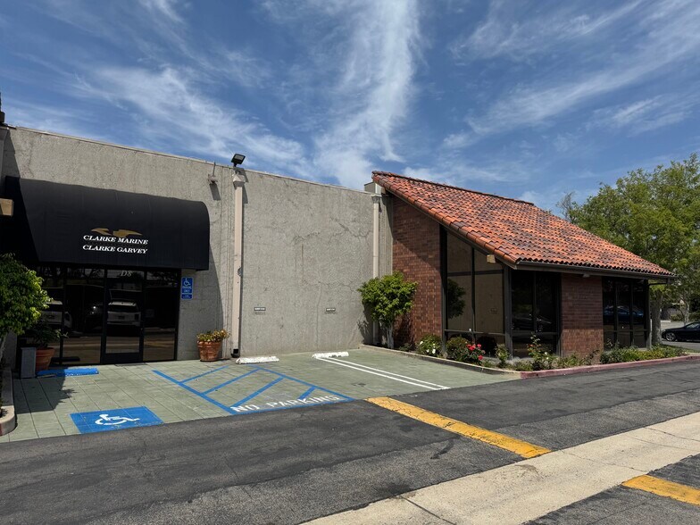 245 Fischer Ave, Costa Mesa, CA à vendre - Photo de l’immeuble – Image 2 sur 7