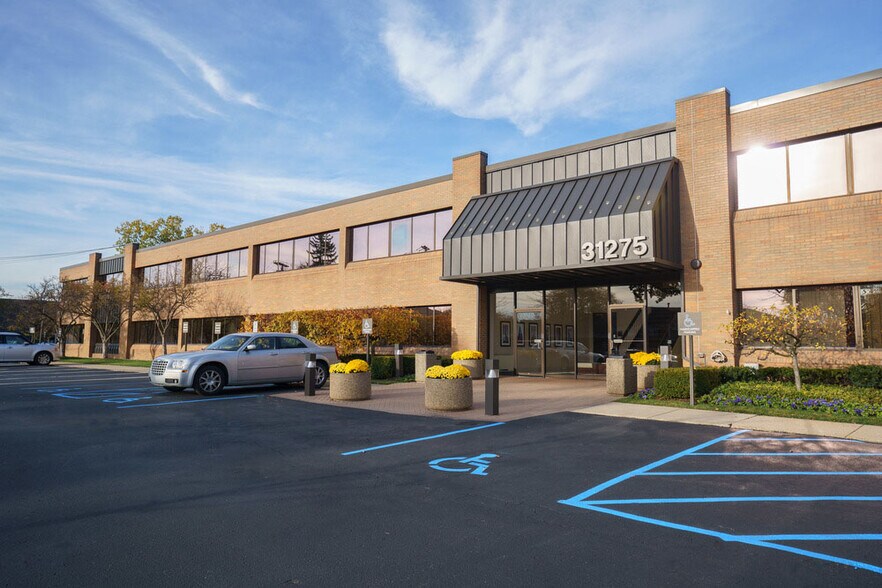 31275 Northwestern Hwy, Farmington Hills, MI à louer - Photo de l’immeuble – Image 2 sur 9