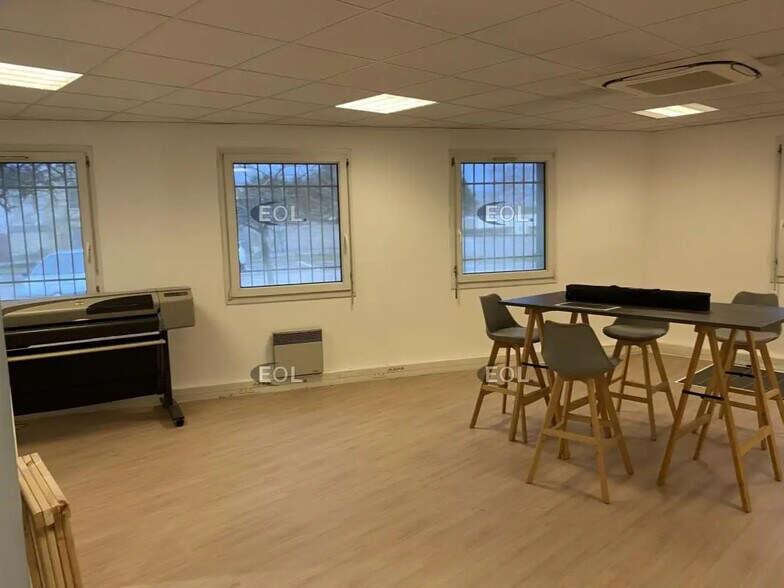 Bureau dans Toussieu à louer - Photo de l’immeuble – Image 2 sur 10