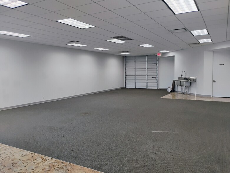 6699 Portwest Dr, Houston, TX à louer - Photo de l’immeuble – Image 3 sur 8