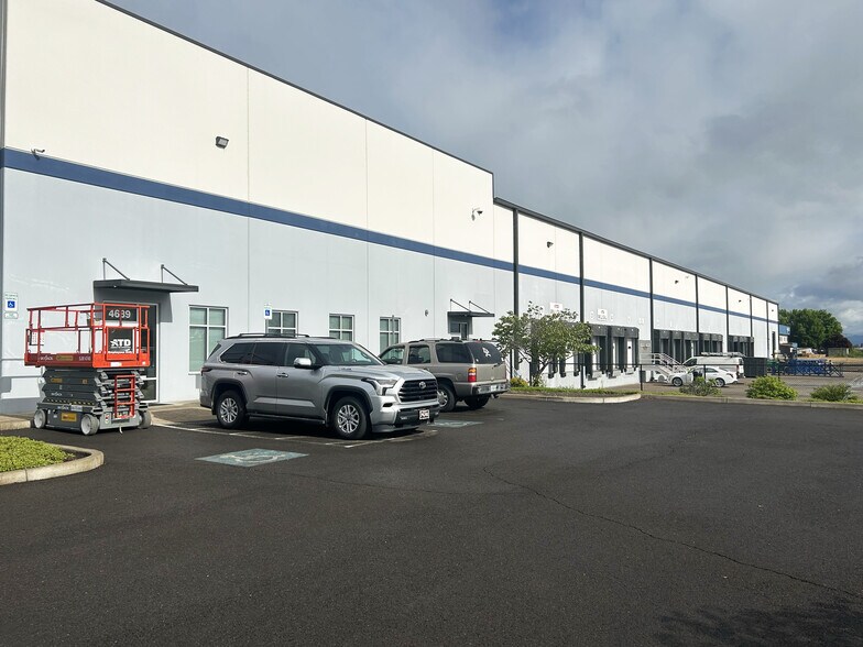4689 Industry Dr, Medford, OR à louer - Photo principale – Image 1 sur 3
