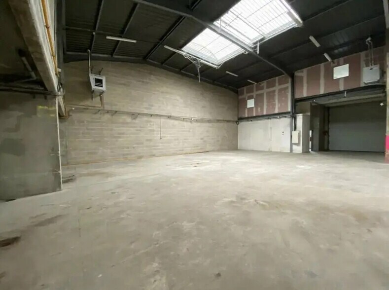 Local d’activités dans Le Thillay à louer - Photo de l’immeuble – Image 1 sur 7