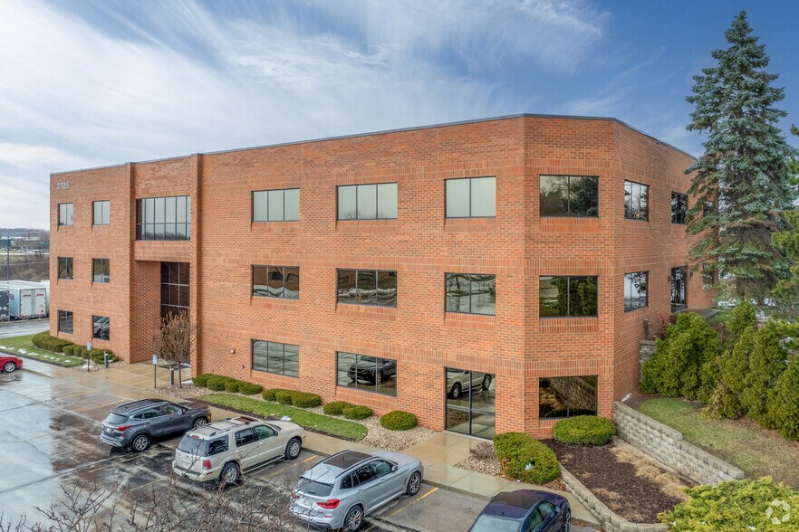 2725 S Moorland Rd, New Berlin, WI à louer - Photo de l’immeuble – Image 2 sur 5