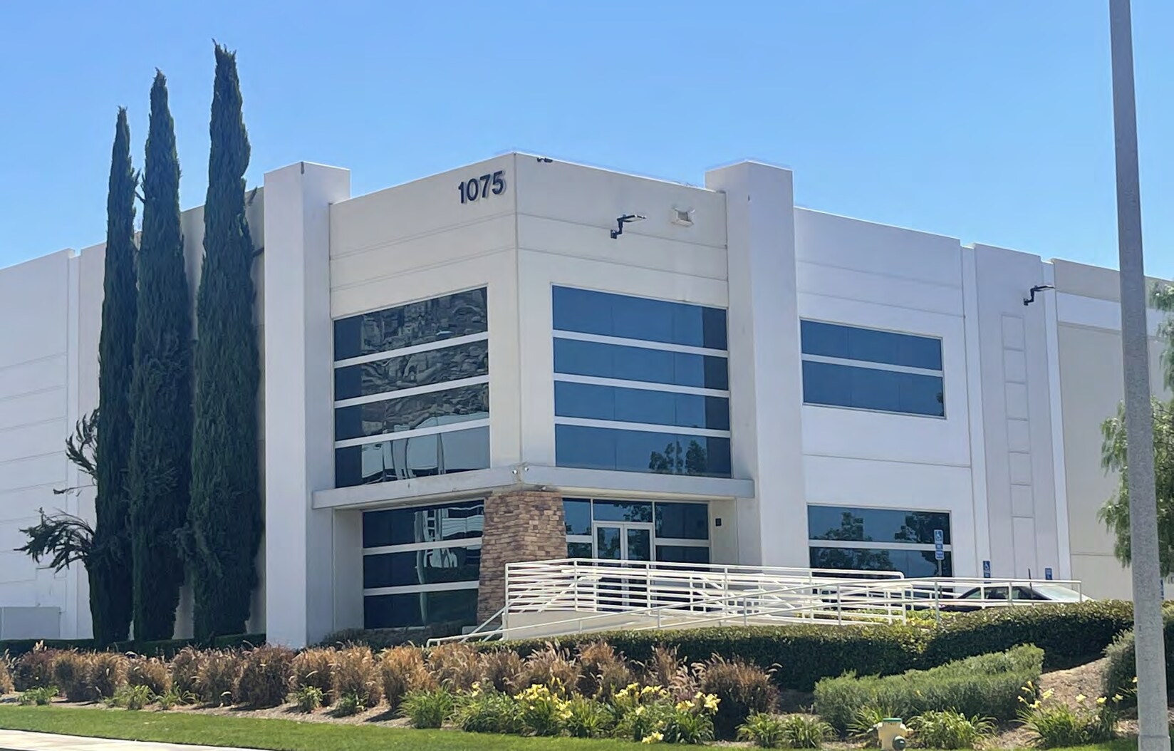 1075 Mount Vernon Ave, Riverside, CA à louer Photo principale– Image 1 sur 9