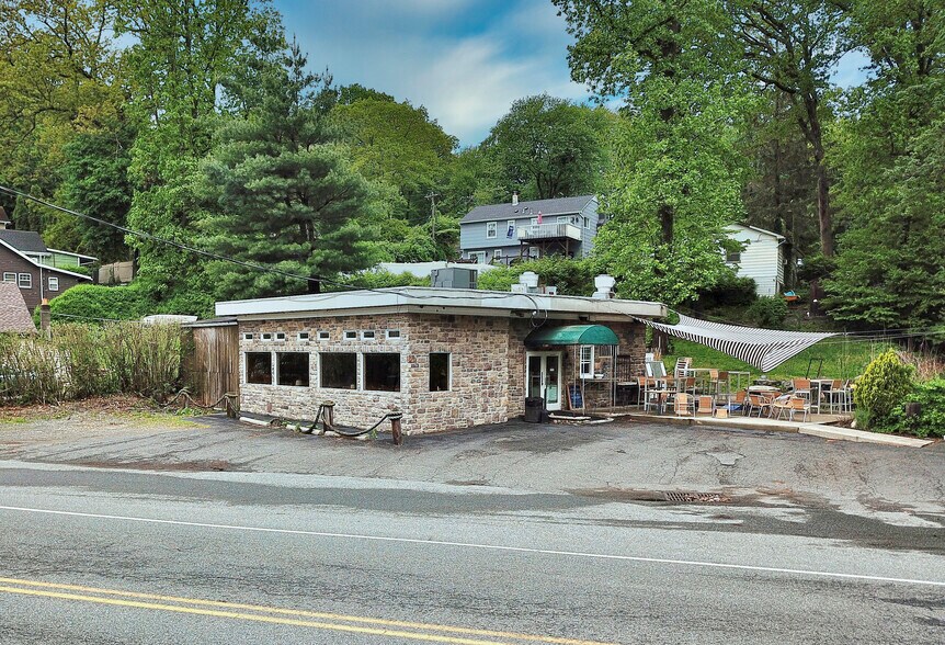 120 Brady Rd, Lake Hopatcong, NJ à vendre - Photo de l’immeuble – Image 2 sur 25