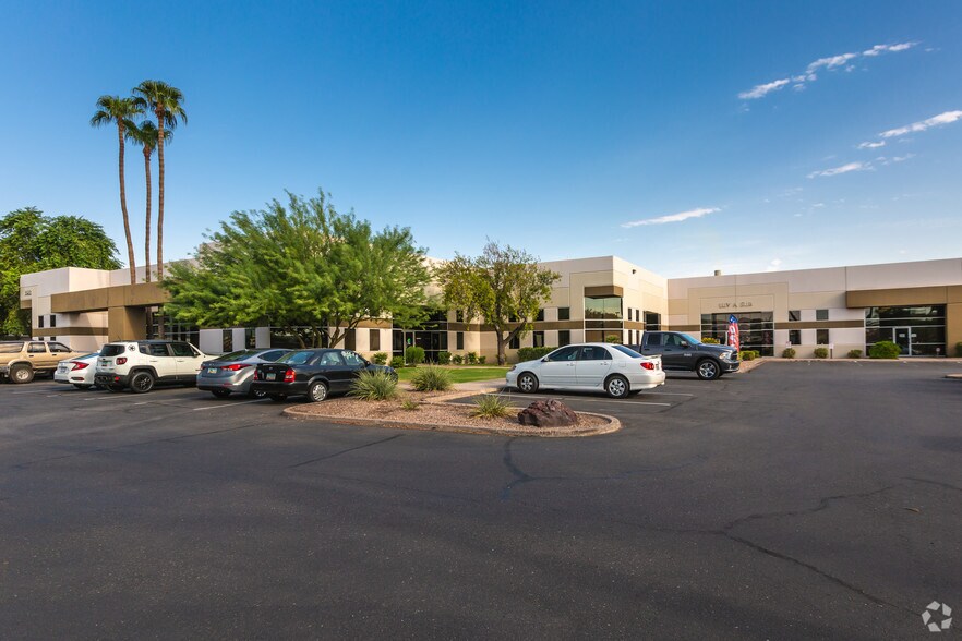 3922 E University Dr, Phoenix, AZ à louer - Photo de l’immeuble – Image 1 sur 2