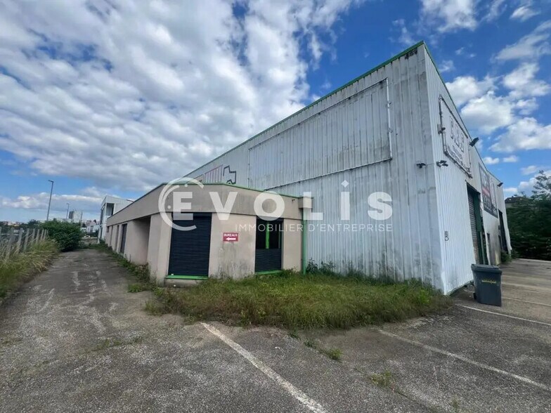 Industriel/Logistique dans Lorette à vendre - Photo de l’immeuble – Image 2 sur 12