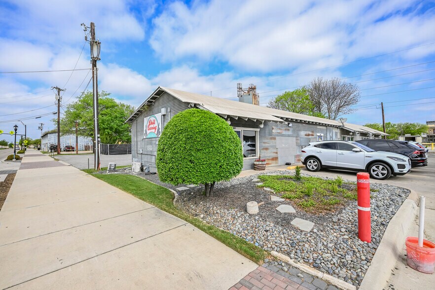818 S Main St, Grapevine, TX à vendre - Photo de l’immeuble – Image 2 sur 6