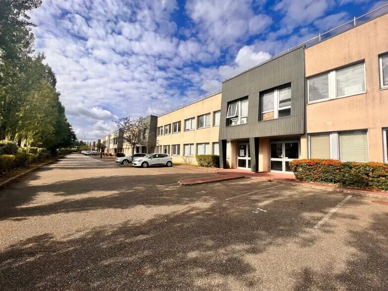 Local d’activités dans Coignières à louer - Photo de l’immeuble – Image 1 sur 12