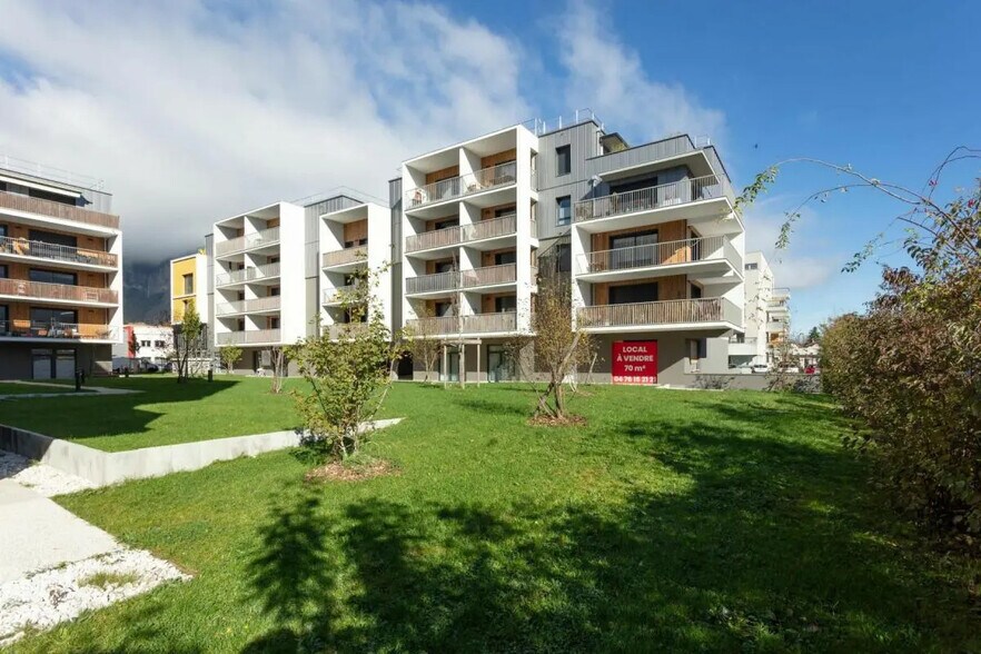 Local commercial dans Crolles à vendre - Photo de l’immeuble – Image 1 sur 7