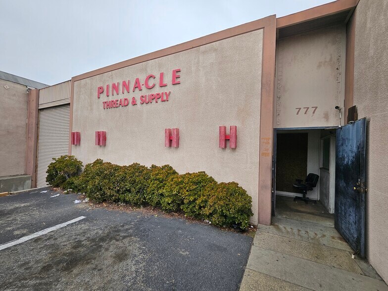 777 Stanford Ave, Los Angeles, CA à louer - Photo de l’immeuble – Image 3 sur 20