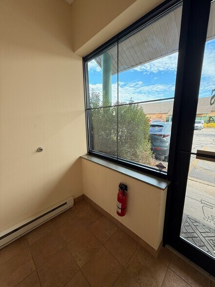 10147 Royalton Rd, North Royalton, OH à louer - Photo de l’immeuble – Image 3 sur 23