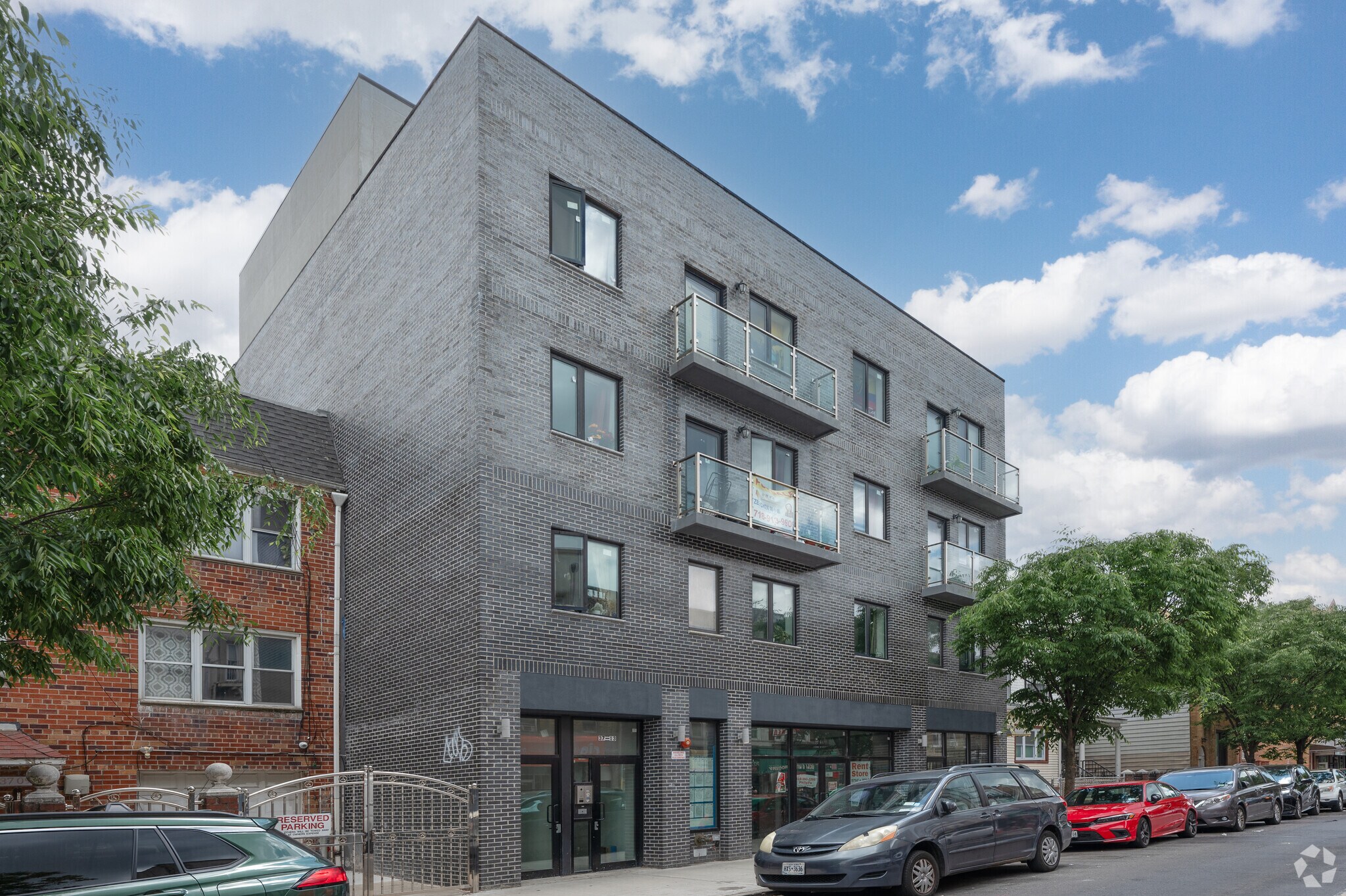 37-13 103rd, Corona, NY à vendre Photo principale– Image 1 sur 5