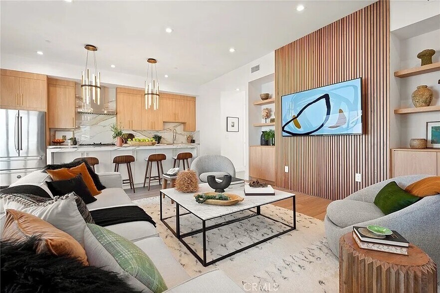 11026 Oxnard St, North Hollywood, CA à vendre - Photo intérieure – Image 3 sur 25
