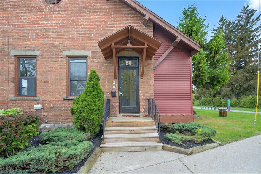 80 W Circular St, Saratoga Springs, NY à louer - Photo de l’immeuble – Image 2 sur 34