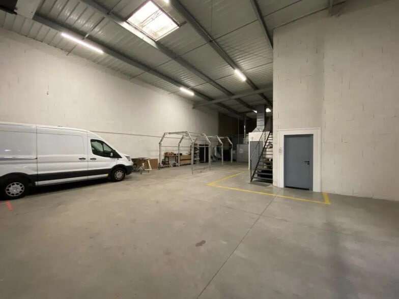 Bureau dans Décines-Charpieu à louer - Photo de l’immeuble – Image 3 sur 9