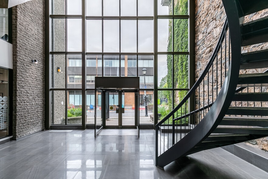 50 Rue Saint-Charles O, Longueuil, QC à louer - Hall d’entrée – Image 3 sur 18