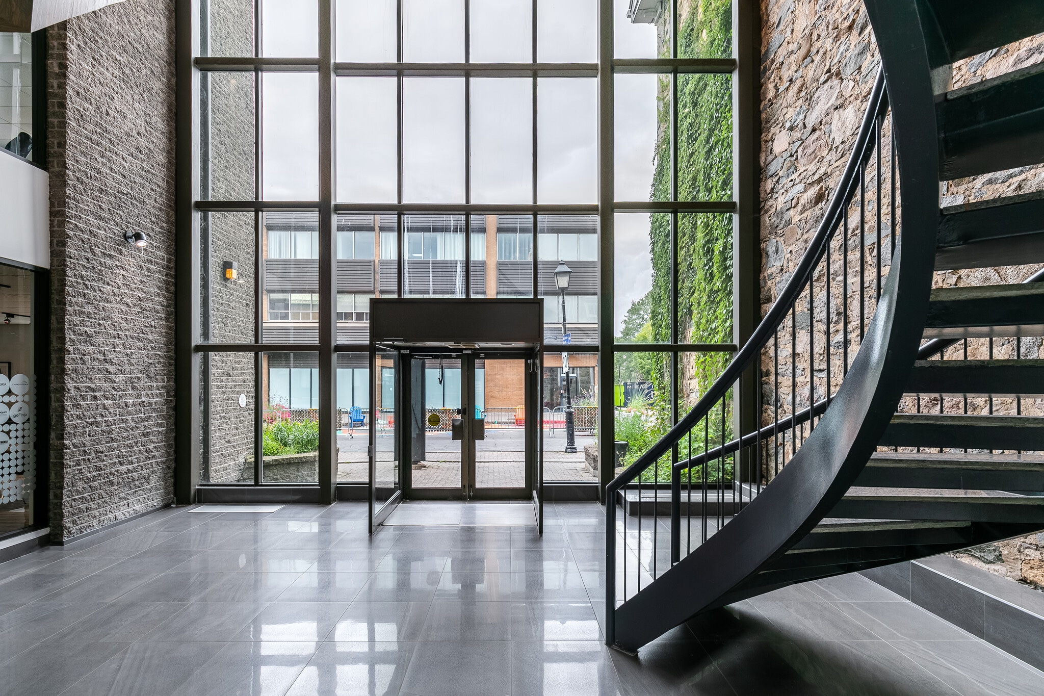 50 Rue Saint-Charles O, Longueuil, QC à louer Photo principale– Image 1 sur 28