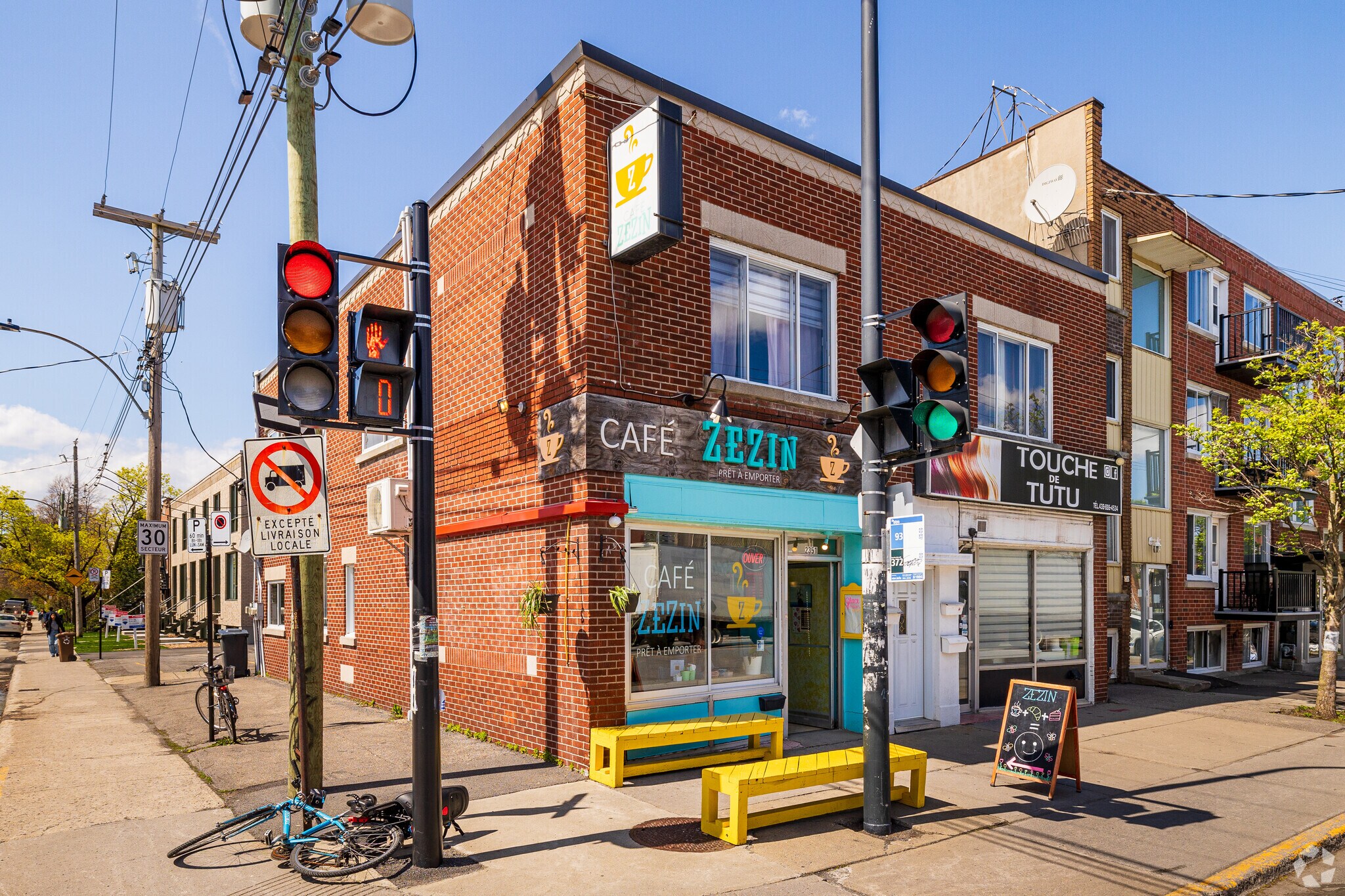 2351-2357 Rue Jean-Talon E, Montréal, QC à vendre Photo principale– Image 1 sur 3