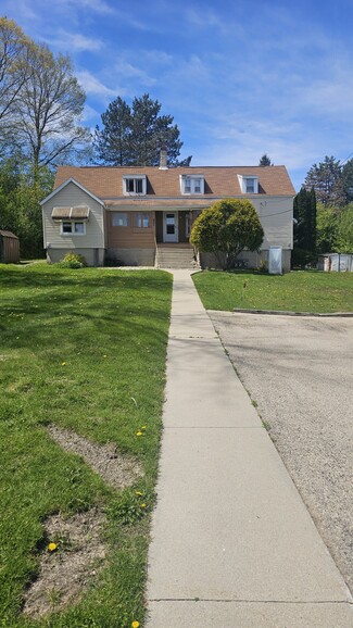 Plus de détails pour 831 N Silverbrook Dr, West Bend, WI - Bureau à vendre