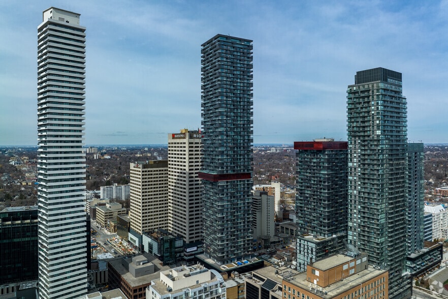 2 Eglinton Av E, Toronto, ON à louer - Photo de l’immeuble – Image 2 sur 6
