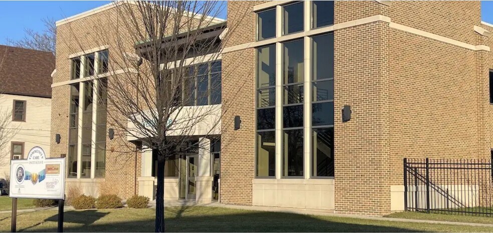 2432 N Teutonia Ave, Milwaukee, WI à louer - Photo de l’immeuble – Image 2 sur 6