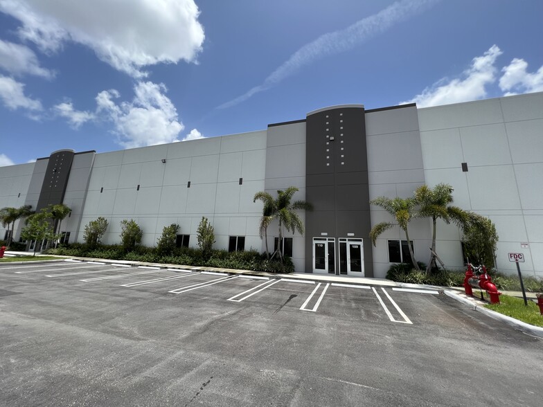 8565 W 44th Ave, Hialeah, FL à vendre - Photo de l’immeuble – Image 2 sur 4