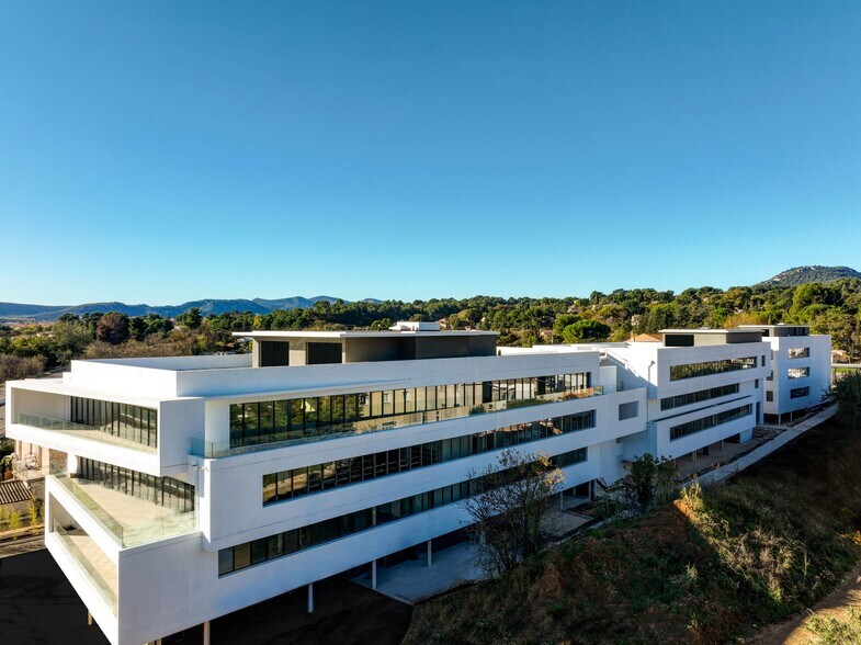 890 Rte de Napollon, Aubagne à vendre - Photo de l’immeuble – Image 2 sur 8