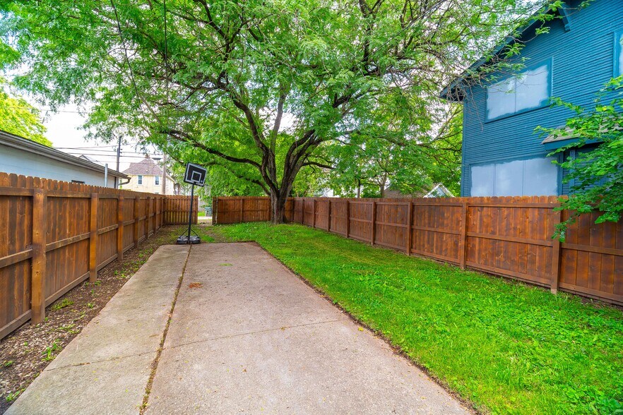 923 Sullivant Ave, Columbus, OH à vendre - Photo de l’immeuble – Image 3 sur 9