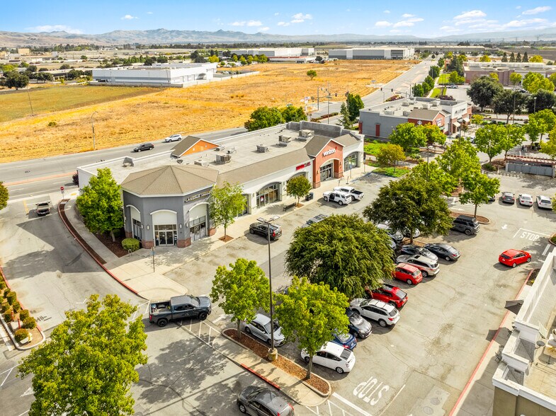 6965 Camino Arroyo, Gilroy, CA à vendre - Photo de l’immeuble – Image 2 sur 4