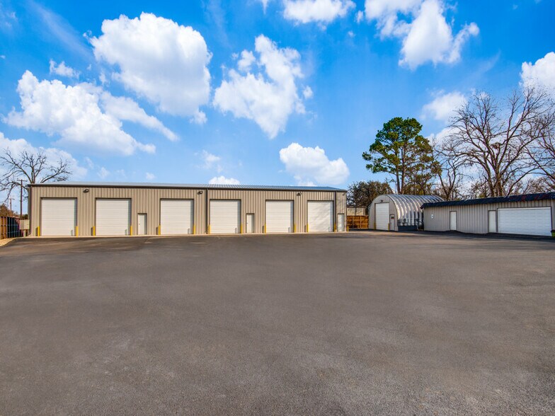 708 E Hundley Dr, Lake Dallas, TX à louer - Photo de l’immeuble – Image 1 sur 19