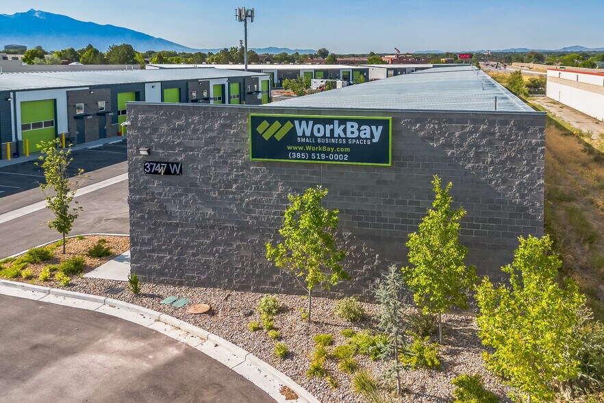 3747 W Parkway Blvd, West Valley City, UT à louer - Photo de l’immeuble – Image 2 sur 12