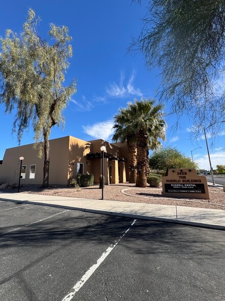 2458 E Russell Rd, Las Vegas, NV à vendre - Photo de l’immeuble – Image 3 sur 11