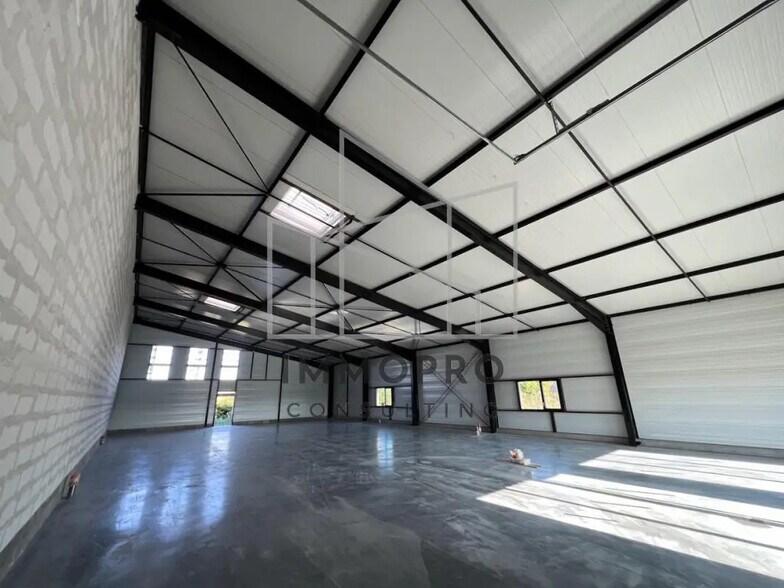 Local d’activités dans Isneauville à louer - Photo de l’immeuble – Image 2 sur 4