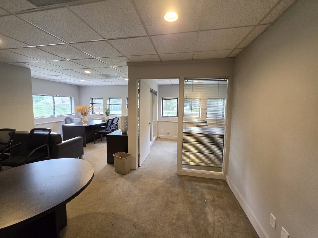1 Pomperaug Office Park, Southbury, CT 06488 - Lot 101 - - Photo intérieure - Image 1 of 4
