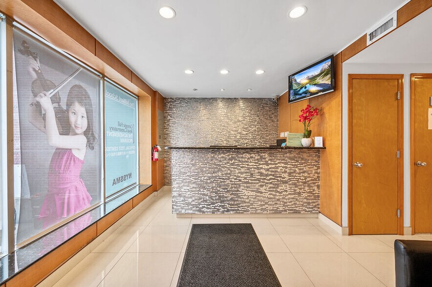 43-07 162nd St, Flushing, NY à vendre - Photo de l’immeuble – Image 3 sur 18